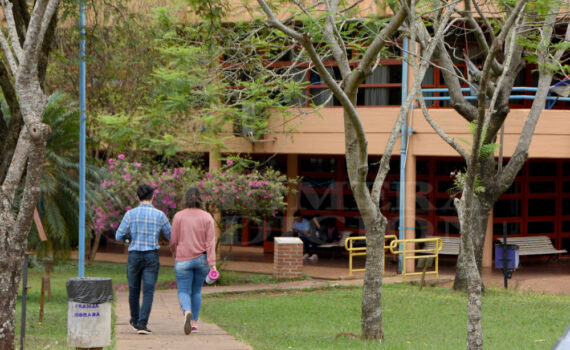 UNAU busca la presencialidad total y en la UNaM cada facultad define el modelo híbrido