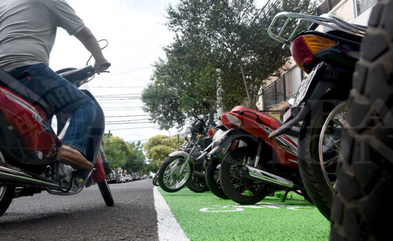 Motos mal estacionadas: por las abultadas multas, motociclistas solicitan el SEM